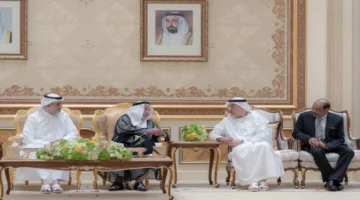 سلطان يواصل استقبال المهنئين بشهر رمضان المبارك في قصره